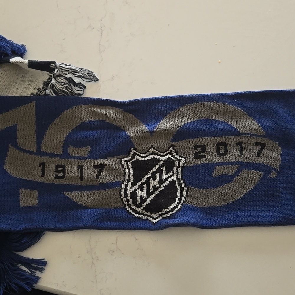 Reebok- Toronto Maple leafs Scarf - Picture 2 of 4